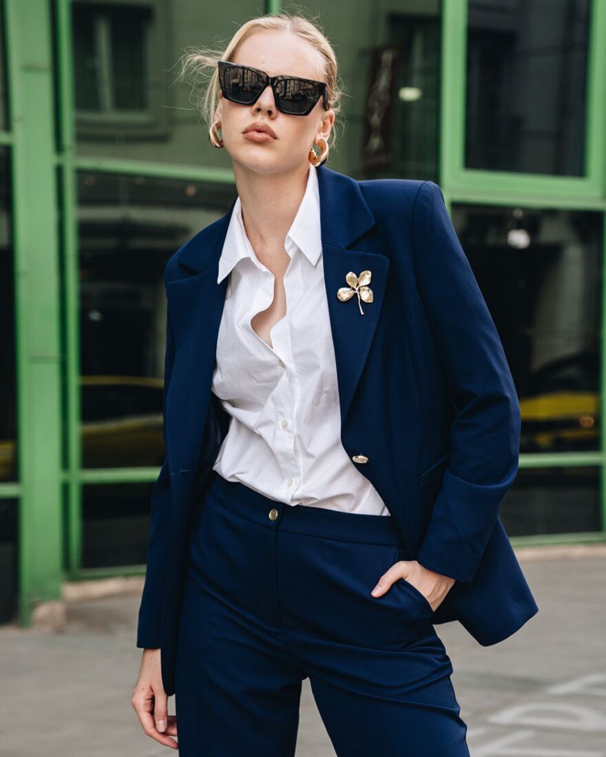 Κομψό Γυναικείο Σακάκι & Παντελόνι – Navy Chic Set 25118 4 Κομψό Γυναικείο Σακάκι & Παντελόνι – Navy Chic Set 25118 Σε εκπληκτικές τιμές Μόνο στο FMBoutique 4