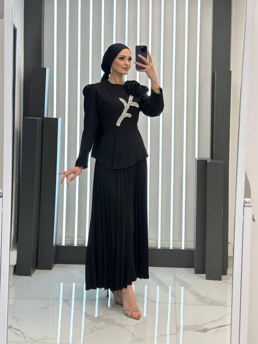 Κομψό Μαύρο Σετ με Πλισέ Φούστα και Λεπτομέρεια Τριαντάφυλλο 2558 Κομψό Μαύρο Σετ με Πλισέ Φούστα και Λεπτομέρεια Τριαντάφυλλο 2558